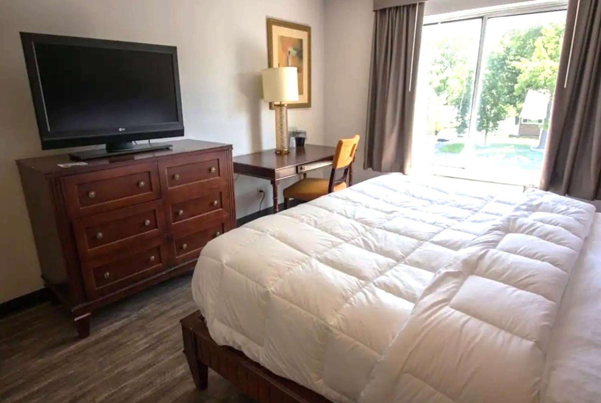 Baymont Inn And Suites By Wyndham Columbus / Near Osu Bagian luar foto